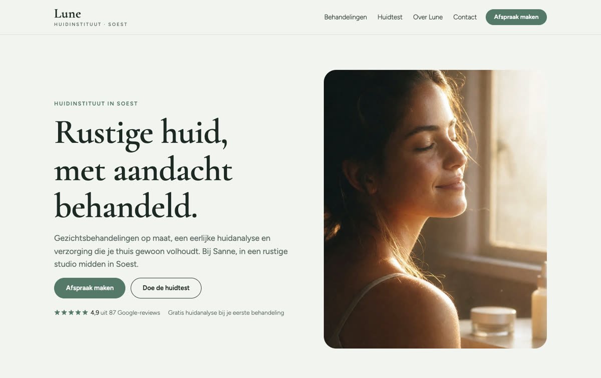 De homepage van een salonwebsite, met een foto, de behandelingen en een knop om een afspraak te maken